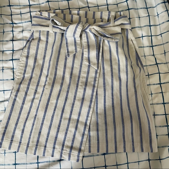 H&M mini linen skirt with pockets!! - Picture 1 of 6